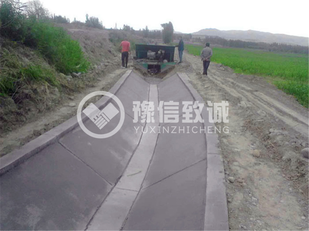 甘肅天水梯形渠機(jī)器澆筑現(xiàn)場2