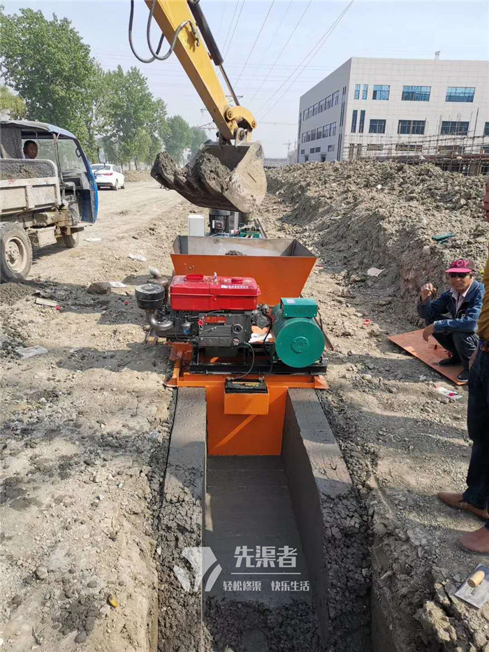 矩形廠區(qū)排水渠機(jī)器施工現(xiàn)場(chǎng)